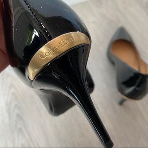 Like New Calvin Klein Heels with Gorgeous Gold Detail - Size 6